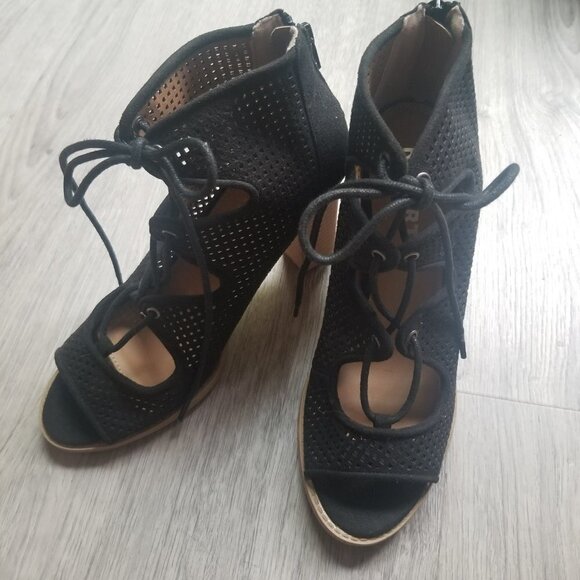 Report Open Toe Shoes Women’s Size 8 Heel Pumps Suede Black Perforated Manmade - Picture 2 of 12